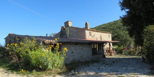 Casale in pietra con splendida vista